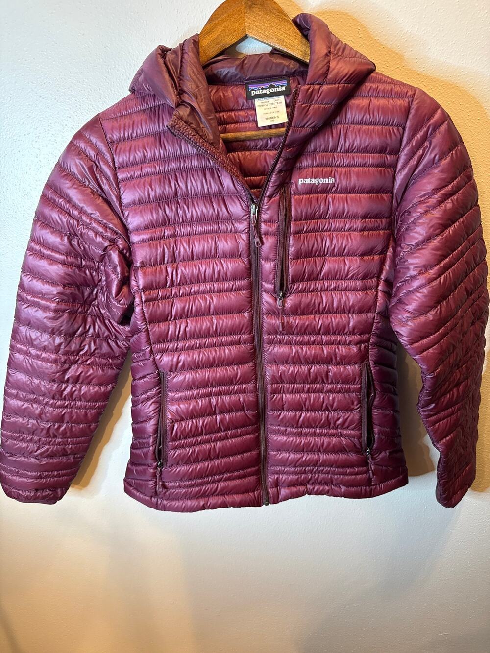Women’s Patagonia Ultralight Down Hooded Puffer Jacket Size XS Burgundy